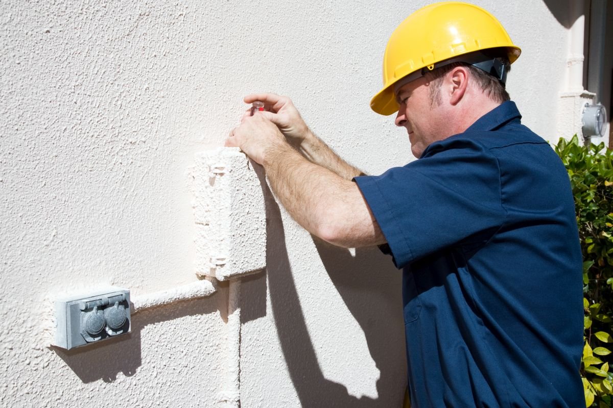 Electrical Service with elecrician with a yellow hard hat in Broward County